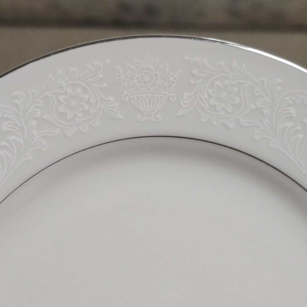 NWOT Vintage Crown Victoria Lovelace Fine China Set Of 4 6 1/2 dessert plates